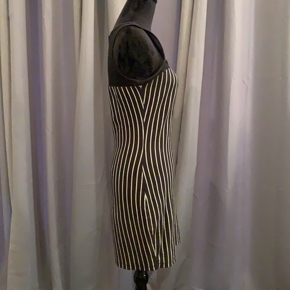 Eye-Catching Figure-Flattering Dress Forever 21 - Picture 3 of 6